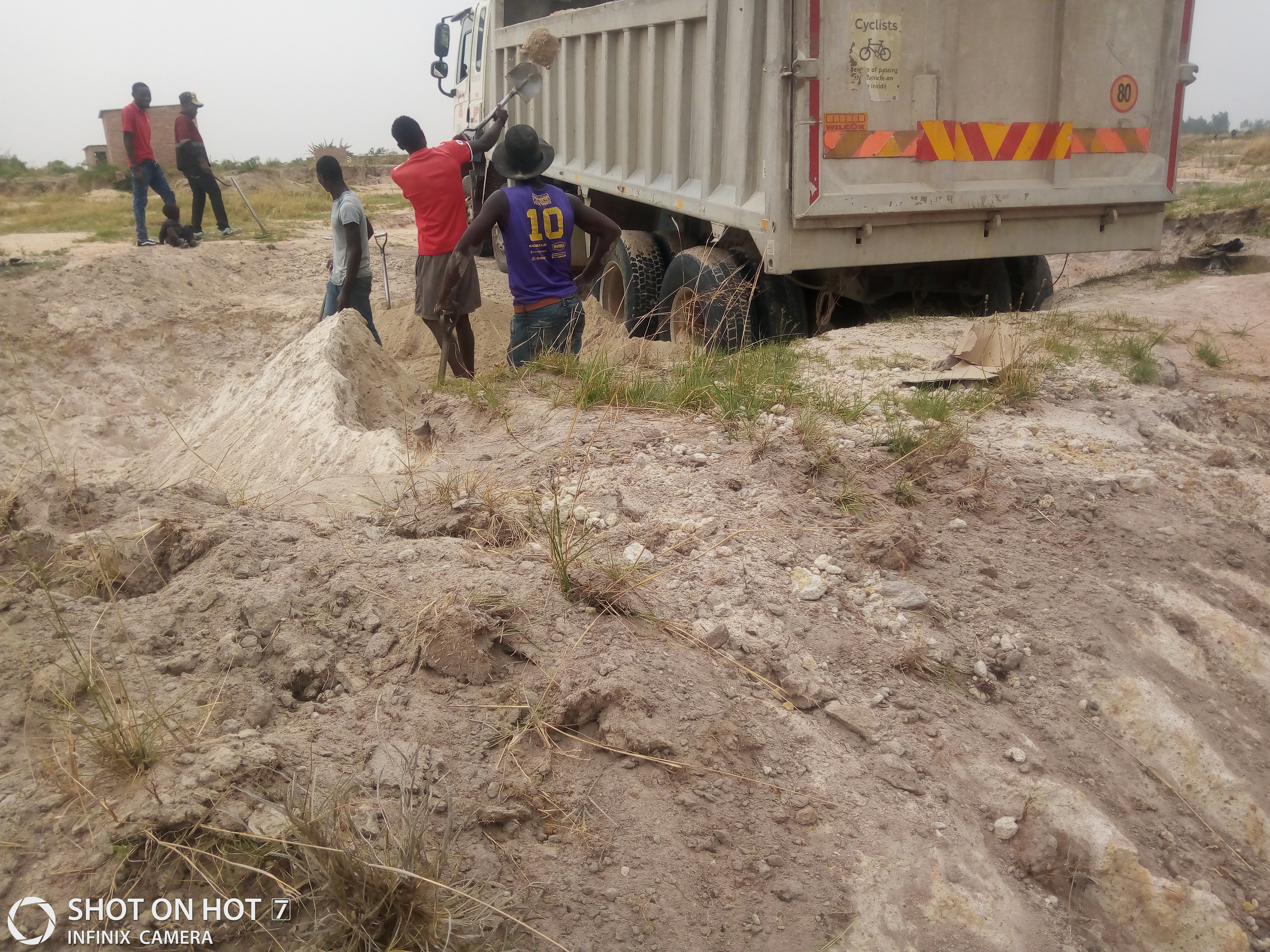 Illegal sand blasters in Harare South wetland between Mvurachena and Eyestone