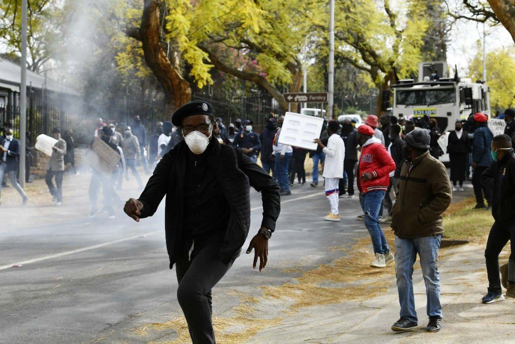 Police, protesters clash outside Zimbabwe embassy